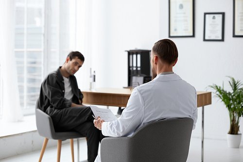 Мужчина на приеме у психотерапевта