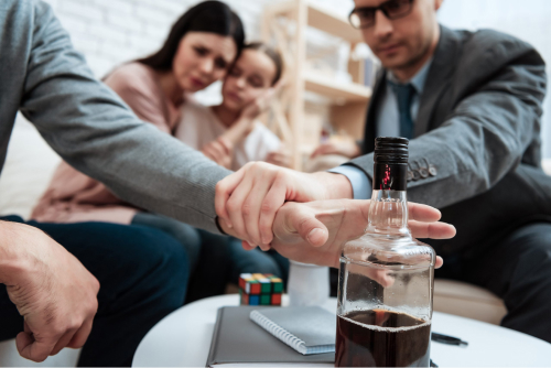 Мужчина тянется к стакану